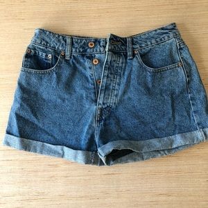 Hugh waisted vintage looking shorts!